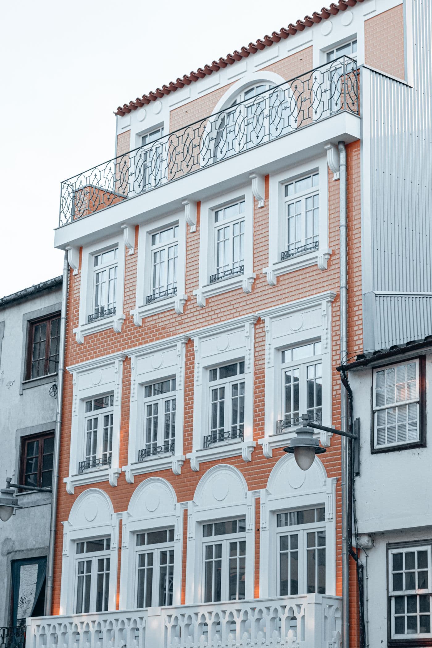 Después: Reparación de grietas y coqueras, tratamiento de humedad y acabado con pintura elástica. Un cambio que revaloriza el edificio.