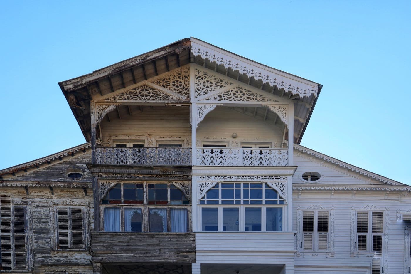 Fachada con galería de madera restaurada en Bizkaia