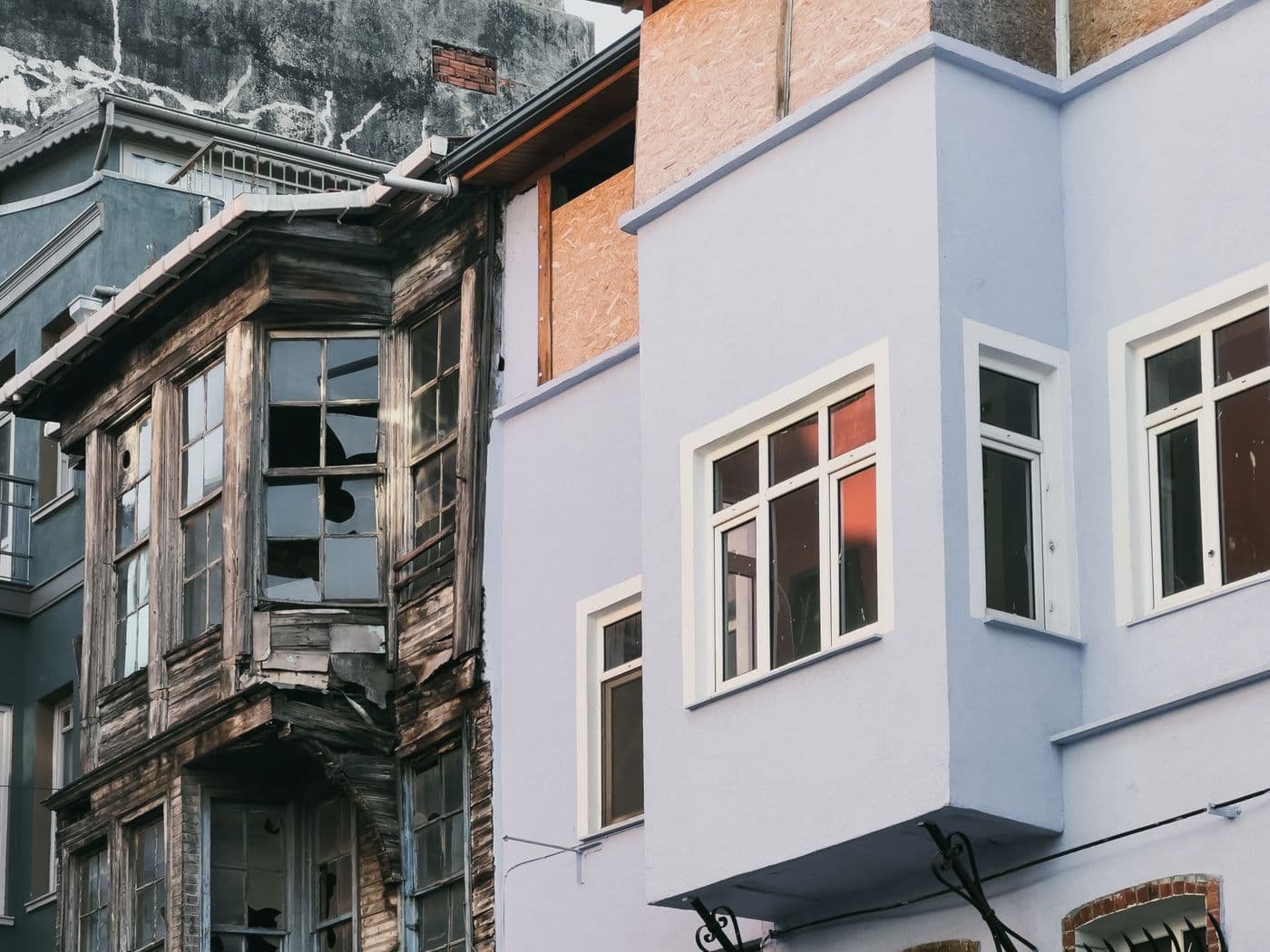 Fachada antes y después de una rehabilitación con impermeabilización en Bizkaia