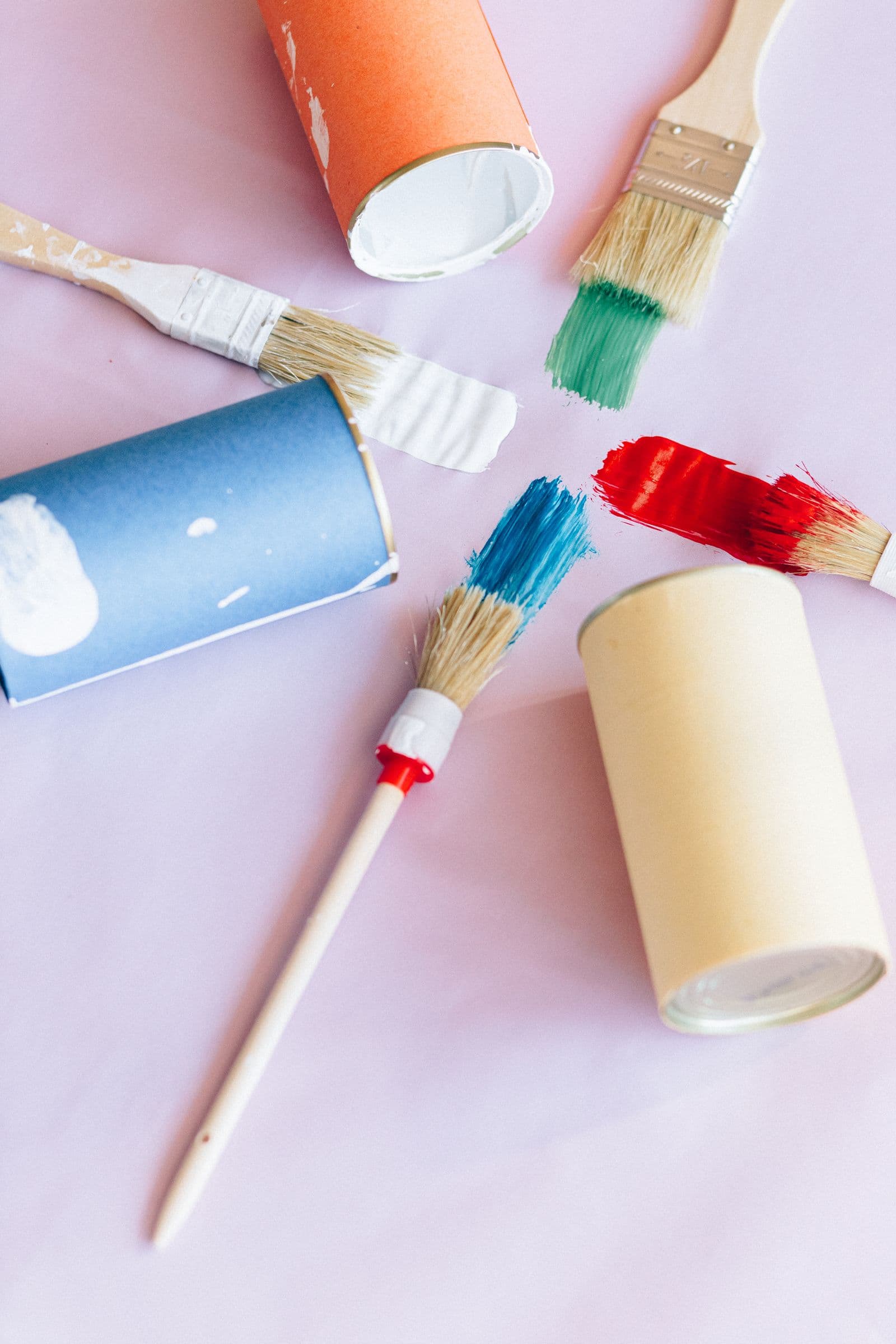 Carta de colores y brochas de pintura de interior