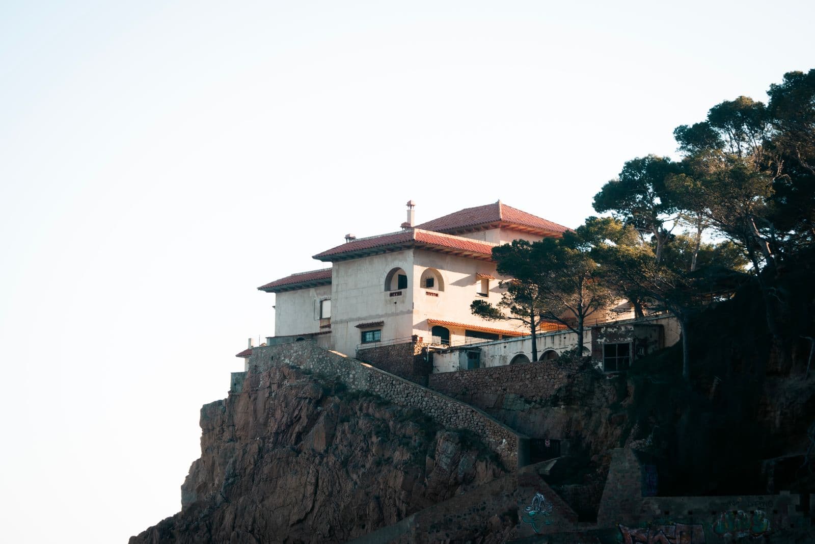 Chalet en la costa de Bizkaia con la fachada expuesta al mar