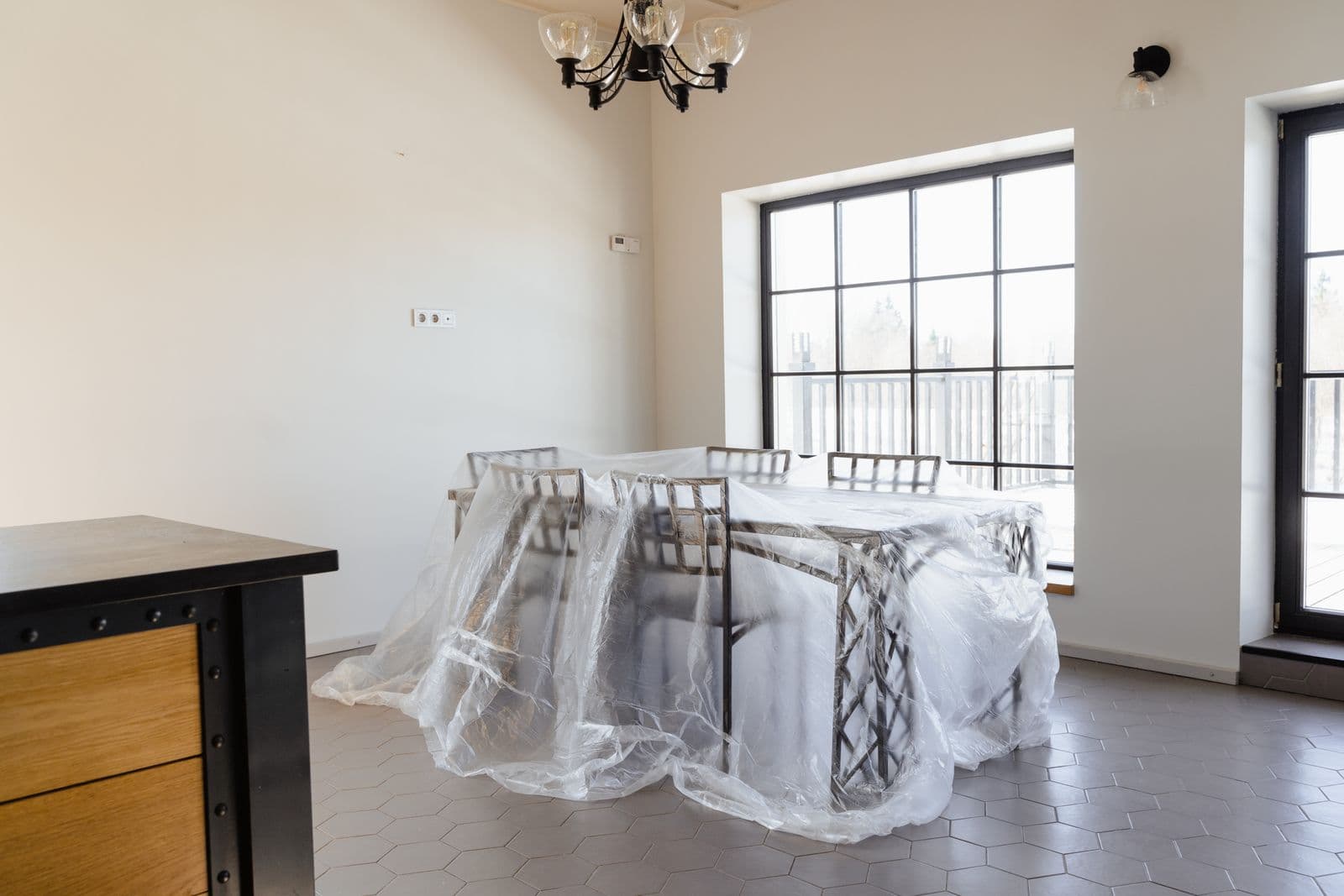 Muebles protegidos con plástico durante una obra de pintura