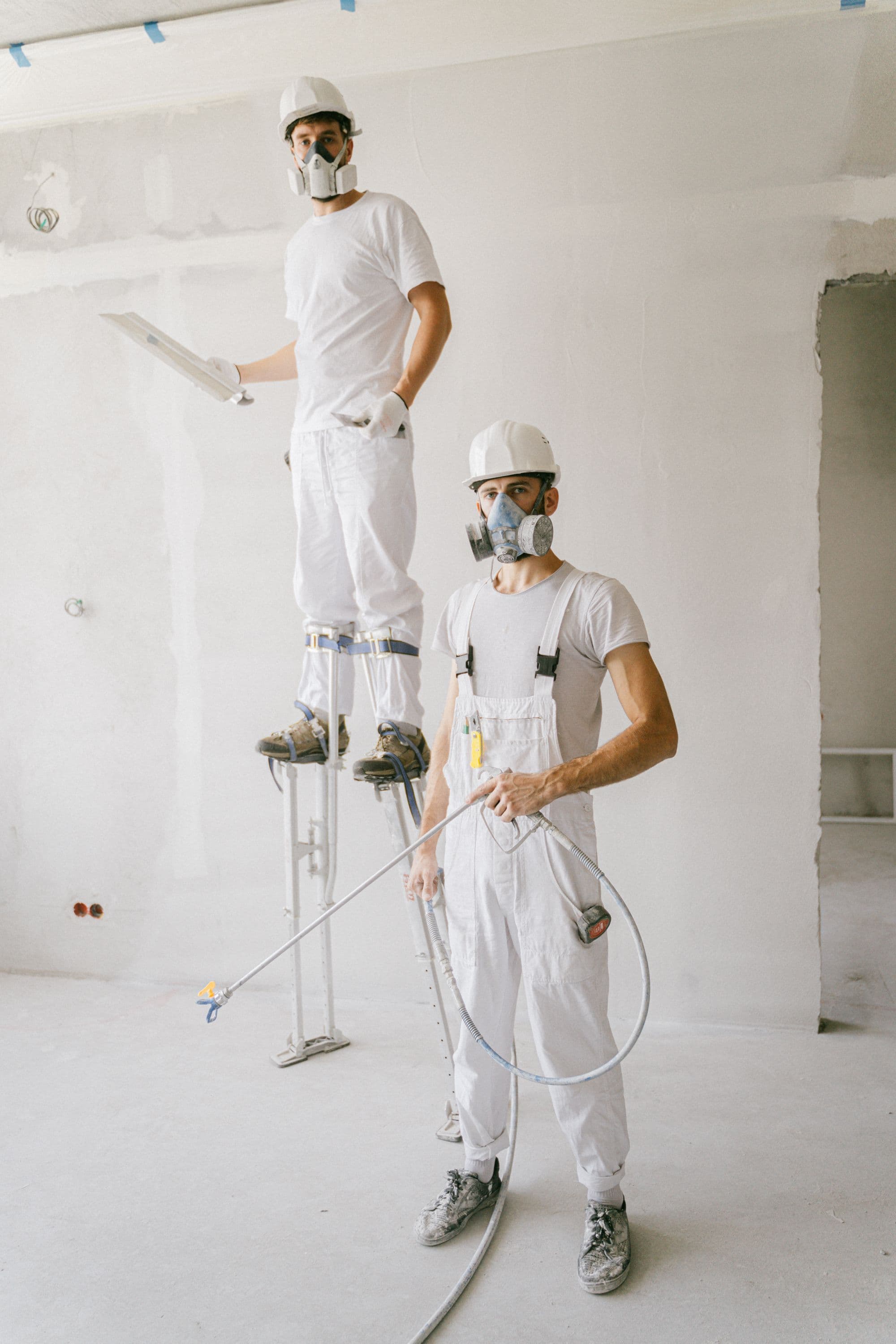 Equipo de pintores con equipo de seguridad completo en una obra industrial de Bizkaia