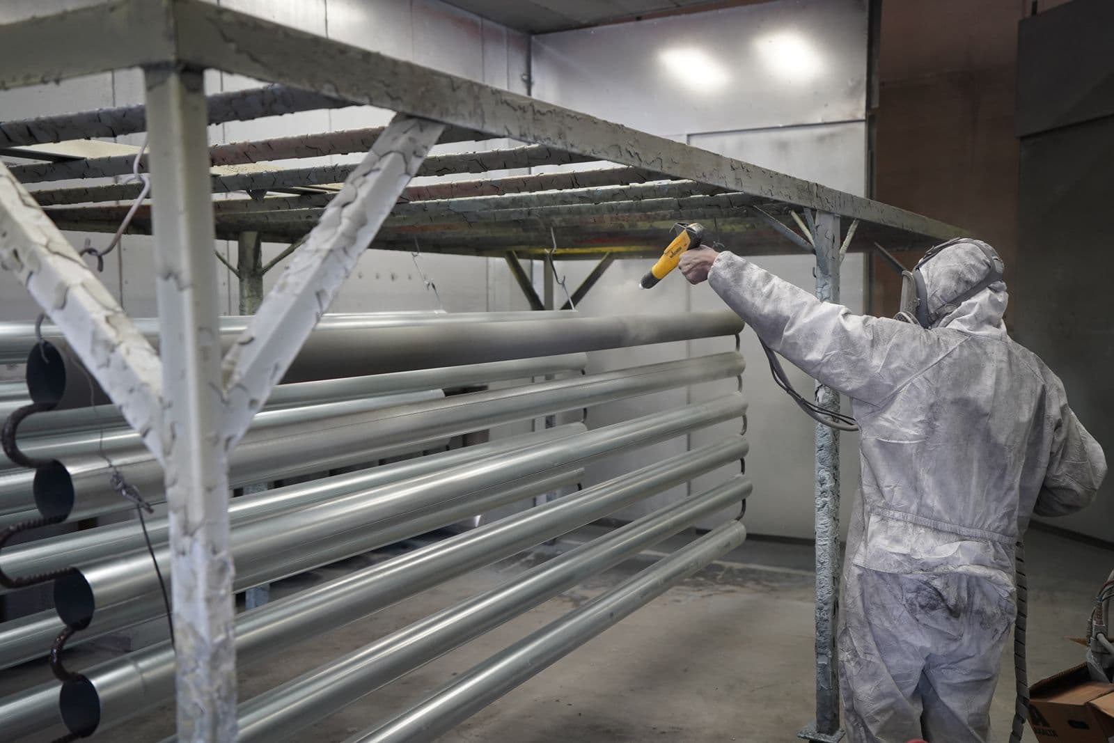 Pintura de estructura metálica en taller industrial de Bizkaia