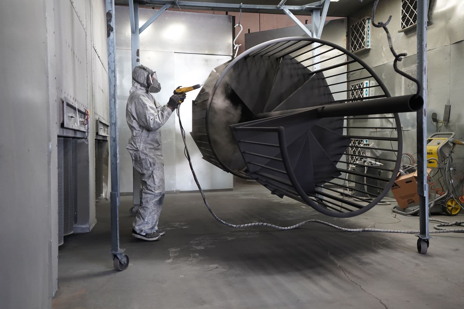 Aplicación de pintura a pistola en mantenimiento de estructura industrial en Bizkaia