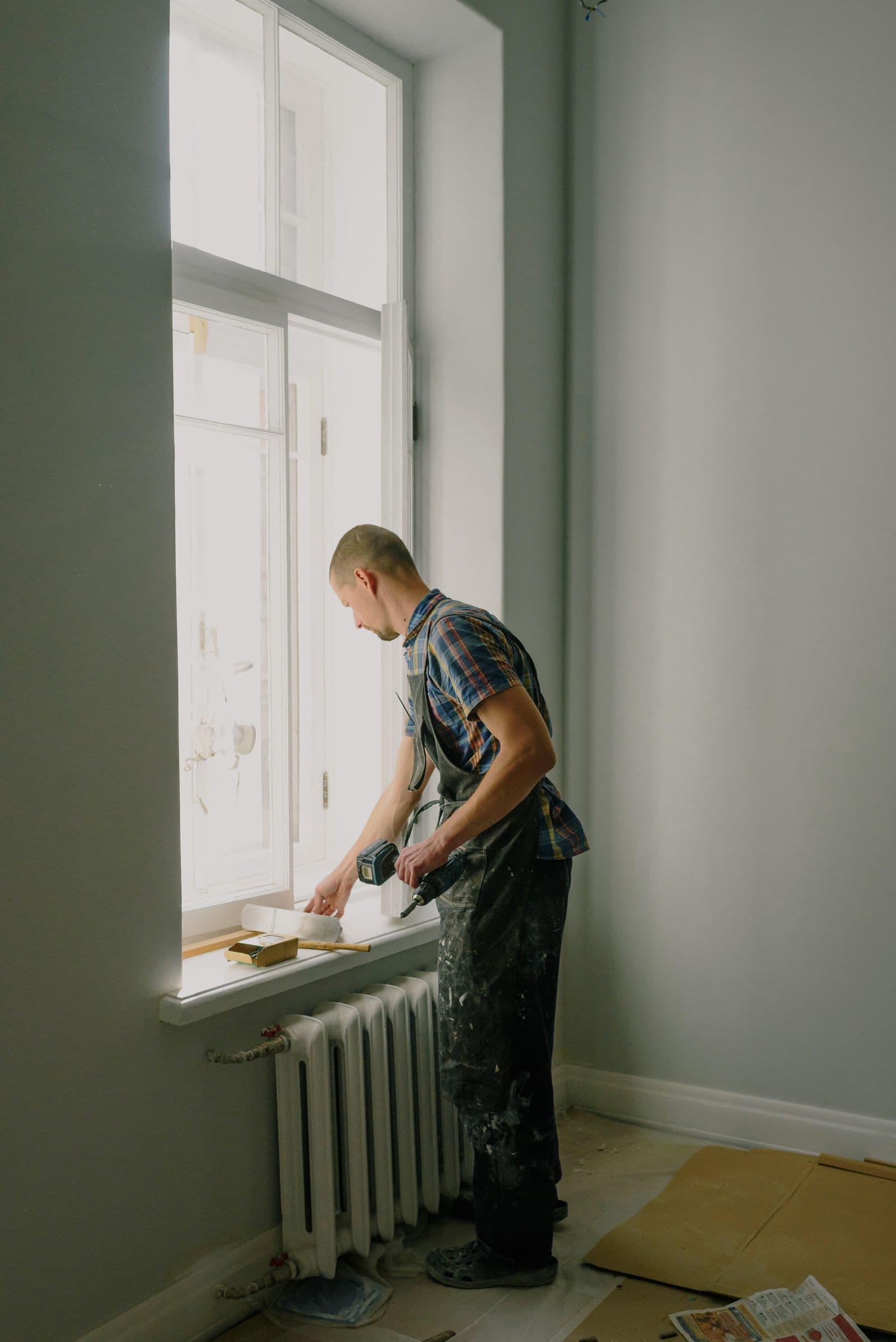 Pintor pintando el interior de un piso en Bilbao