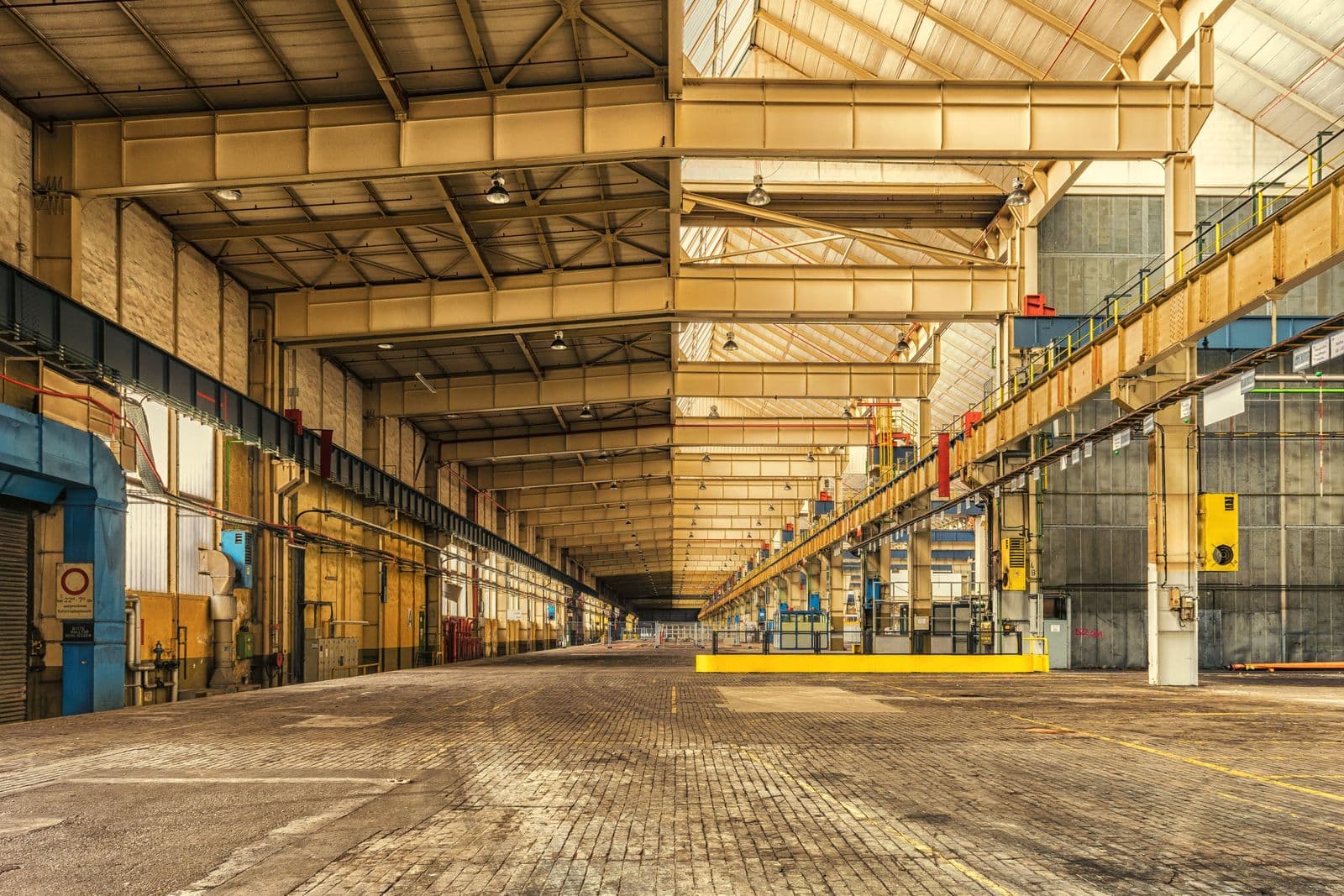 Pintura de pabellón industrial con estructura metálica en Bizkaia