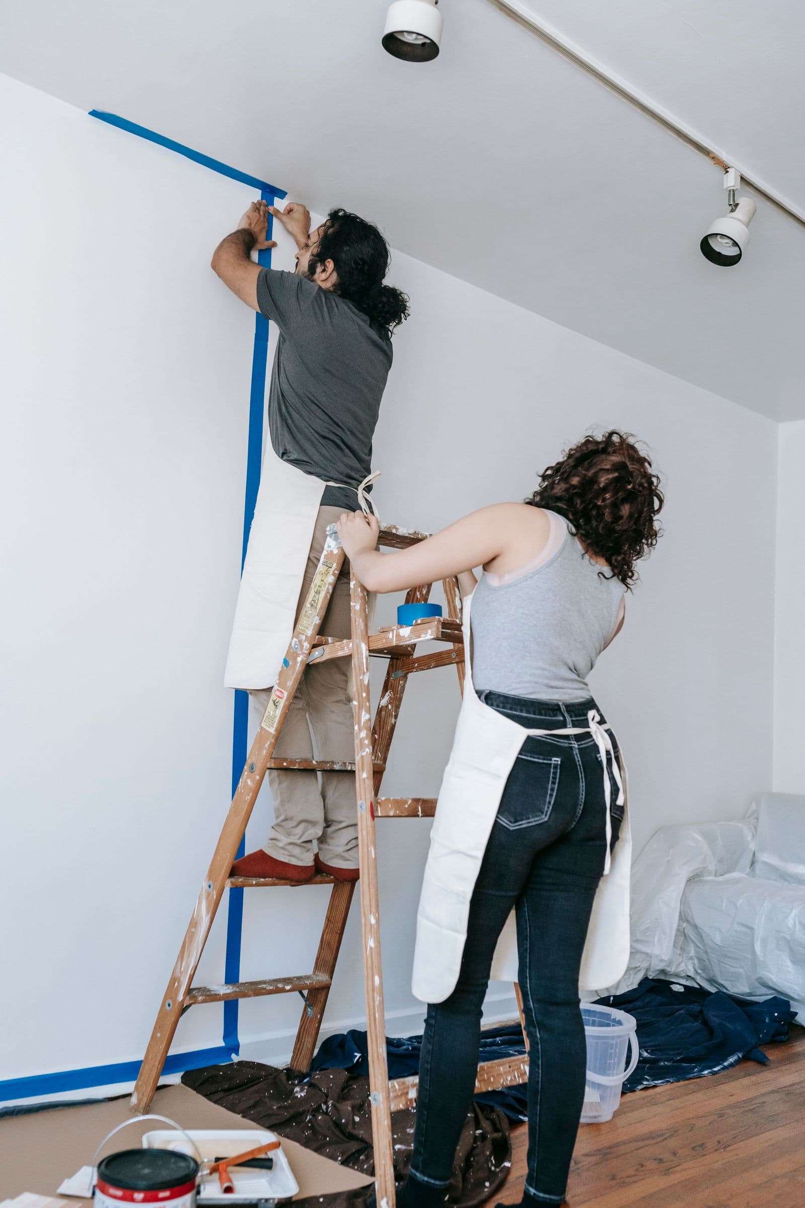 Preparación y protección de una pared antes de pintar en Bizkaia