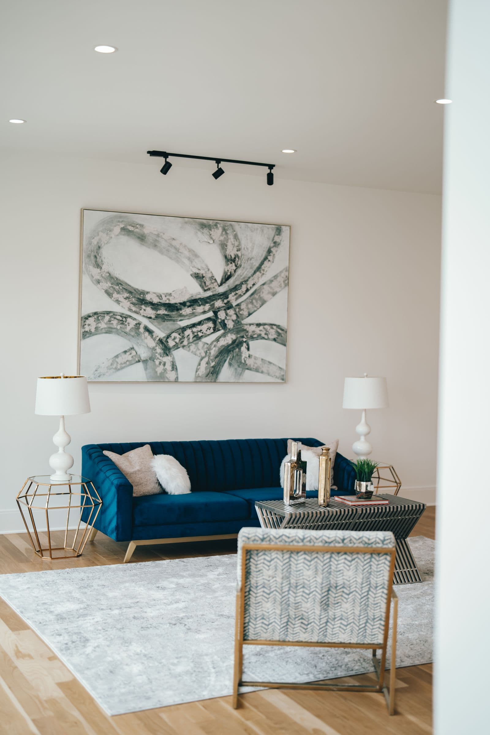 Salón moderno pintado con sofá azul en un piso de Bilbao