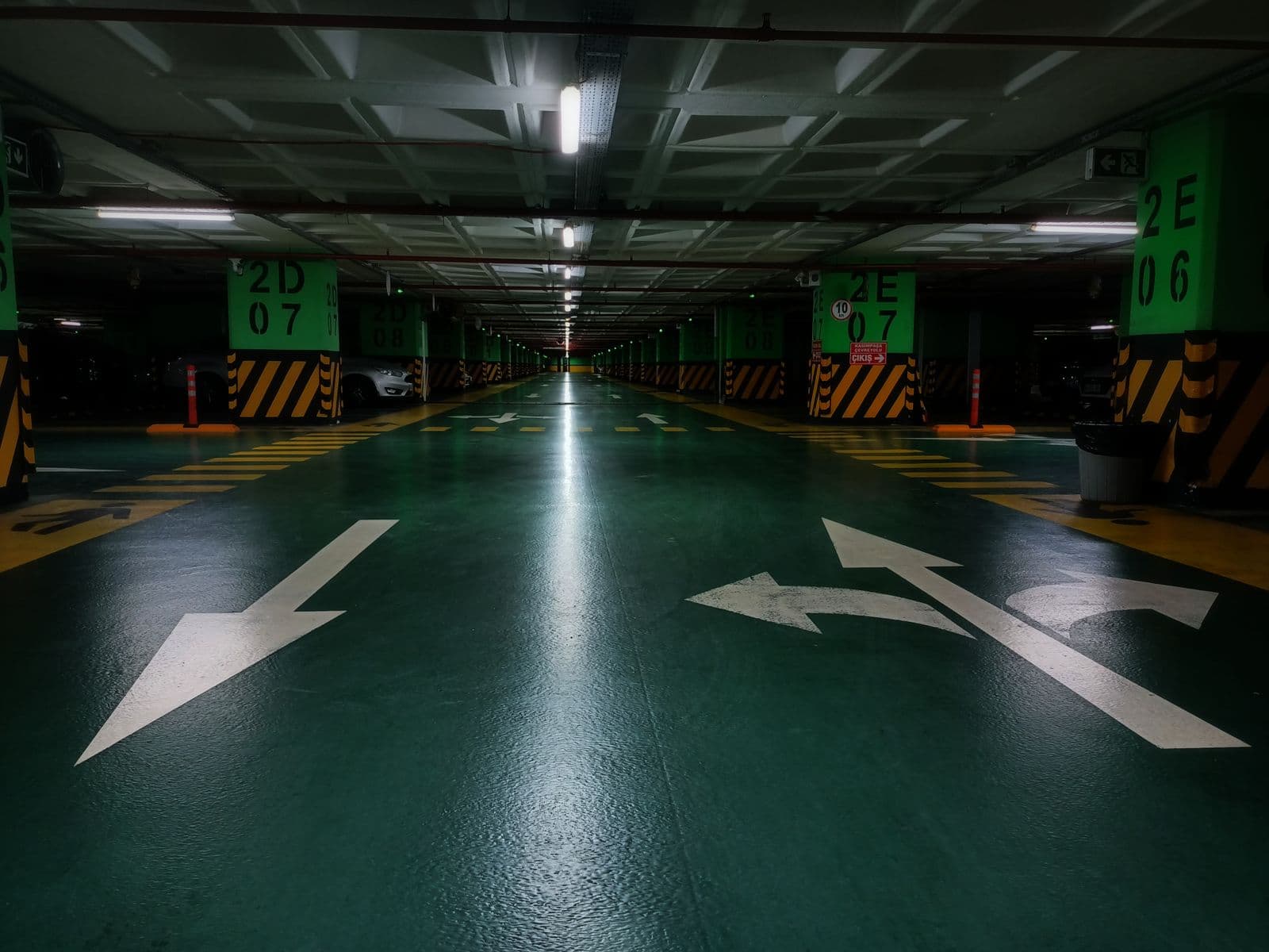 Señalización pintada en el suelo de una nave industrial en Bizkaia